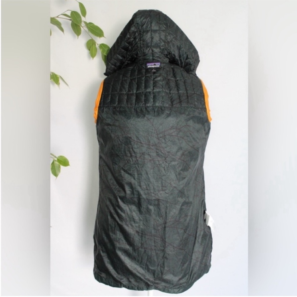 Patagonia Rare Recycled Down Hooded Coat Carbon
Green Medium - Picture 10 of 17